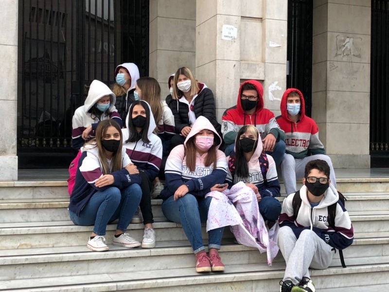 Los estudiantes pidieron presentar los distintivos en la calle